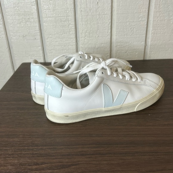 Veja Campo Sneakers, size 6. - Picture 2 of 6